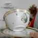 Vitina afferra poi una raffinata tazza da t nei toni del bianco e del verde scuro. Risale al periodo napoleonico, ci spiega, mostrando il dipinto al centro delloggetto: un ritratto di Bonaparte, scortato da due N in oro